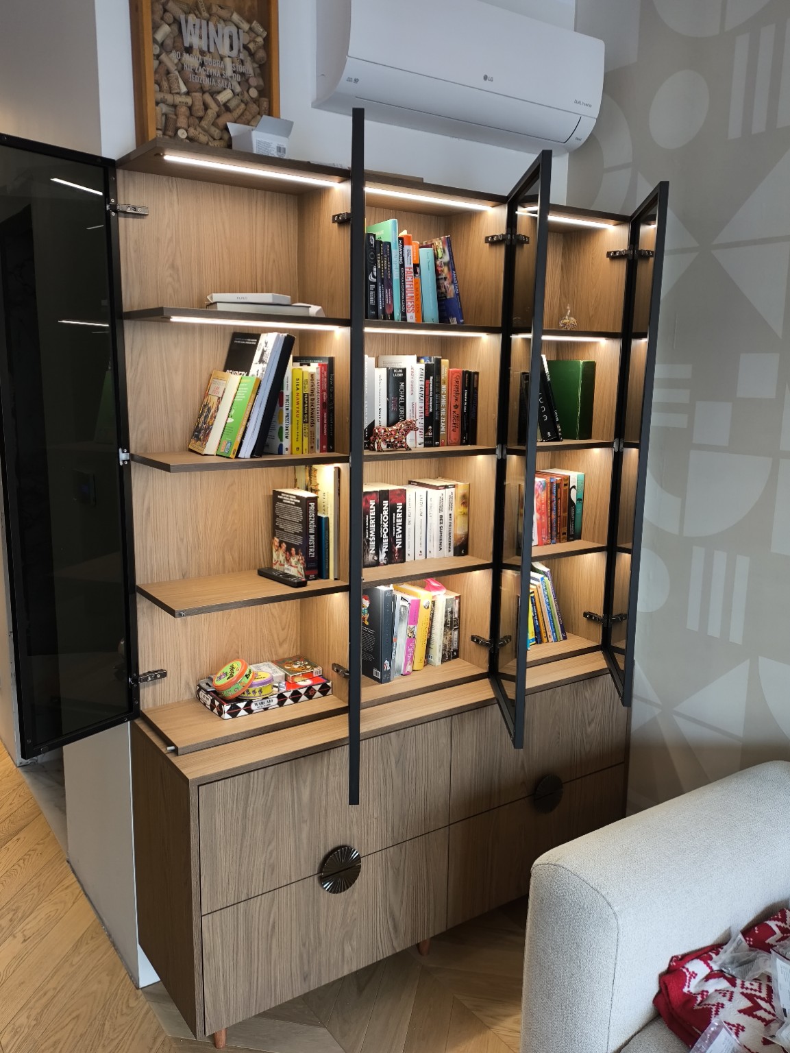 Otwarta biblioteka na wymiar z półkami i oświetleniem LED — realizacja MEBO Meble